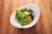 Marias Vorspeise: Salatbouquet mit mediterranen Herrgottsbscheißerle