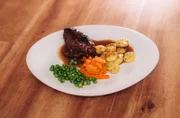 Marias Hauptspeise: Rinderrouladen mit Gnocchi und Karotten- und Erbsengemüse