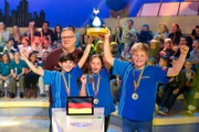 Das blaue Rateteam aus Altötting/Deutschland hat eine starke Leistung gezeigt und kann den begehrten Piet-Flosse-Pokal in die Luft strecken.