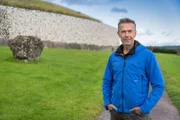 Älter als Stonehenge: Dirk Steffens erkundet das Steinzeitmonument Newgrange im Osten Irlands.