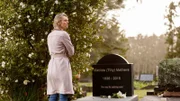 Testamentsvollstreckerin Madison (Debbie Newby-Ward) auf dem Friedhof.