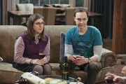 Sheldon (Jim Parsons, r.) lässt sich von Amy (Mayim Bialik, l.) überreden, das Wochenende mit Leonard und Penny in einer Waldhütte zu verbringen. Eine schlechte Idee, wie sich bald herausstellt. Unterdessen müssen sich Howard und Bernadette mit Raj herumschlagen ...