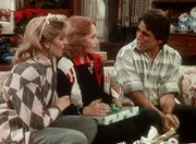 Angela (Judith Light, l.) und Tony (Tony Danza, r.) versuchen, Mona (Katherine Helmond, M.) mit ihrem Bruder zu versöhnen.