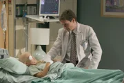 Dr. James Wilson (Robert Sean Leonard, r.) versucht der neunjährigen Andie (Sasha Pieterse, l.) die Angst vor der bevorstehenden Operation zu nehmen.