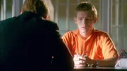 Kyle Harmon (Evan Ellingson, r.) sitzt in U-Haft, da er bei einer Entführung beteiligt war. Sein Vater, Horatio Caine (David Caruso) befragt ihn nach der Tat.