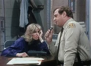 Angela (Judith Light, l.) ist betrunken verhaftet worden und gibt dem Polizeibeamten (Cliff Bemis) ihre Personalien an.