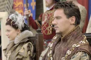 Um dem Volk die Vorstellung des Königs über Kirche und Staat näherzubringen, wird ein Theaterstück aufgeführt. König Henry VIII. (Jonathan Rhys Meyers, r.) und seine Frau (Natalie Dormer, l.) besuchen die Aufführung ...