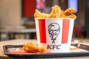 Das Gesicht des KFC Gründers Colonel Haland Sanders ist überall zu sehen, sogar auf den Fried Chicken Buckets. Wer war Sanders?