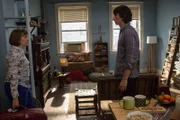 Hannah (Lena Dunham, l.) ist von der Situation in ihrer Wohnung überrascht und weigert sich, sie zu verlassen. Adam (Adam Sackler, r.) versucht sie vom Gegenteil zu überzeugen.
