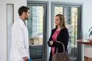 Eva (Sarina Radomski, r.) will auf Niklas' (Roy Peter Link, l.) Angebot der Klinikführung zurückkommen und ist erstaunt, dass er Dr. Ahrend ist.
