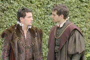Bei einem Spaziergang vertraut sich König Henry VIII. (Jonathan Rhys Meyers, l.) seinem Freund Charles Brandon (Henry Cavill, r.) an ...