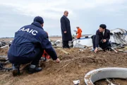 Der leitende Ermittler (gespielt von Von Flores) und ein weiterer Ermittler (gespielt von James Chung) untersuchen mit Hilfe von Bergungsarbeitern und AAIC-Agenten (gespielt von Schauspielern im Hintergrund) die tiefe Narbe im Boden, die durch den Aufprall von China-Airlines-Flug 140 hinterlassen wurde.