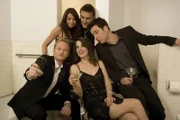 (3. Staffel) - Rückblick in die wilden Jahre von Ted (Josh Radnor, vorne r.), Marshall (Jason Segel, hinten r.), Barney (Neil Patrick Harris, vorne l.), Lily (Alyson Hannigan, hinten l.) und Robin (Cobie Smulders, vorne M.) ...