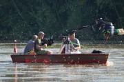 Großes Gerät für kleine Hauptdarsteller. Ein Kamerateam filmt Eintagsfliegen in Ungarn.