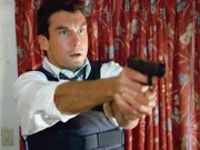 Mit gezogener Waffe betritt Woody (Jerry O'Connell) die Wohnung des Mordverdächtigen.