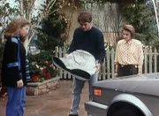 Samantha (Alyssa Milano, r.) und Tony (Tony Danza, M.) betrachten die Mülltonne, die Bonnie (Shana Lane-Block) überfahren hat.