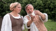 Iven (Axel Prahl) zeigt Stine (Gabriela Maria Schmeide) das Wetterglas.