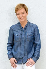 SÜDWESTRUNDFUNK ARD-Buffet - leben & genießen - Evelin König 2016 Ratgebermagazin mit Rezepten und Tipps rund um das alltägliche Leben, Montag bis Freitag von 12:15 Uhr bis 13.00 Uhr im ERSTEN. ARD-Buffet-Moderatorin Evelin König. © SWR/Stephanie Schweigert, honorarfrei - Verwendung gemäß der AGB im engen inhaltlichen, redaktionellen Zusammenhang mit genannter SWR-Sendung bei Nennung "Bild: SWR/Stephanie Schweigert" (S2). SWR-Pressestelle/Fotoredaktion, Baden-Baden, Tel: 07221/929-22202, foto@swr.de