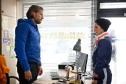 Obwohl sie sich große Sorgen um ihren Vater macht, ist Tanja (Amelie Kiefer) nicht bereit, ihn an Bergretter Markus (Sebastian Ströbel) zu verraten.