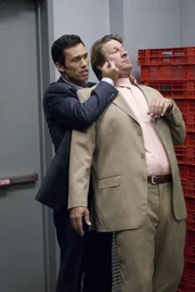 Michaels (Jeffrey Donovan, l.) Tarnung ist aufgeflogen. Um sich selbst zu schützen, nimmt er Lawrence Henderson (Brett Cullen) als menschlichen Schutzschild.