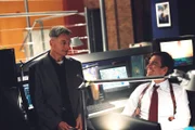 Durch einen Trick gelingt es Gibbs (Mark Harmon, l.) und Tony (Michael Weatherly, r.), einen Mord zu verhindern ...