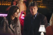 Castle (Nathan Fillion, r.) schlägt Beckett (Stana Katic, r.) eine Wette vor: Wenn er ihr hilft, den Dreifachmord zu klären, muss sie ihn wieder als Partner zurücknehmen.