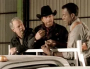 Walker (Chuck Norris, mi.) kommt gerade noch rechtzeitig um C. D. (Noble Willingham, li.) und Trivette (Clarence Gilyard) zu retten. Die Highway-Piraten wollten sie gerade erschießen...