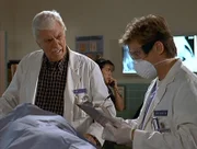 Jesse (Charlie Schlatter, r.) und Mark (Dick Van Dyke, l.) untersuchen die Opfer des Flugzeugabsturzes.