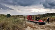 Unüberhörbar laut: Mit großem Geheul schwebt das nagelneue Hovercraft der Freiwilligen Feuerwehr Langeoog über den Nordseestrand.