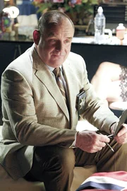 Capt. Brass (Paul Guilfoyle) ermittelt im Mord an dem Komiker Bernie Nash, der kurz vor dem Premiere seines Comebacks ermordet in der Garderobe aufgefunden wurde.