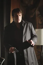 Was hat Richard Castle (Nathan Fillion) am Tatort verloren? Und warum hat er eine Waffe in der Hand?