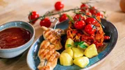 Annalinas Hauptspeise: Filetspieße vom haehnlein-Bruderhahn an Soljanka-Gemüse der Saison und Butterkartoffeln