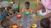 In dieser Krankenstation, wenige Kilometer von Toliara entfernt, nehmen unterernährte Kinder an einem Aufbauprogramm teil, das auch die Eigenschaften der Spirulina-Alge nutzt.