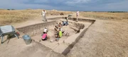 Die Archäologen hoffen bei ihren Grabungen auch mehr über die antiken Amazonen zu erfahren, denn sie vermuten, dass die kriegerischen Skythenfrauen das Vorbild der weitverbreiteten Legende waren.
