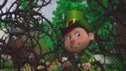 Frido folgt seinem schwebenden Schreibetui in den Wald und findet hinter einer Brombeerhecke ein Häuschen.