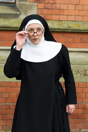 Der Todesfall im Kloster erregt die Aufmerksamkeit von Schwester Bonifatius (Lorna Watson).