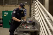 CBP-Beamter Gaudi verwendet ein Gemini-Gerät, um die Substanz zu testen, die im Fahrzeug eines Verdächtigen in Calexico, Kalifornien, gefunden wurde (National Geographic for Disney)