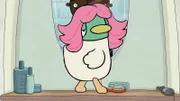 Duck stolziert in einer pinken Perücke herum, um Sarah von ihrem Haarschnitt abzulenken.