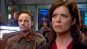 Dr. Weir (Torri Higginson, re.) muss eine Entscheidung treffen. Radim (Ryan Robbins, li.) von den Genii hat versprochen ihr zu helfen Col. Sheppard zu befreien...