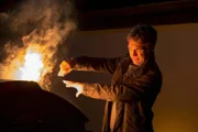 Hauptkommissar Matti Wagner (Pierre Besson) gelingt es nicht, wichtige Beweisstücke aus den Flammen zu retten.