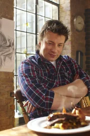 Jamie Oliver zeigt diesmal, wie man köstliches Roastbeef mit Babykarotten, knusprigen Kartoffeln und einer würzigen Bratensoße zubereitet. Alles fix und fertig wieder nur in 30 Minuten.