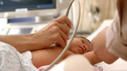 Bei Baby Liyana hören die Ärzte bei einer Routineuntersuchung plötzlich auffällige Herzgeräusche - per Ultraschall wird das Herz des kleinen Mädchens untersucht.