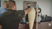Officer Acevedo und sein Team messen die Länge einer altägyptischen Alabaster-Vase, die in einer Lieferung gefunden wurde. (National Geographic)