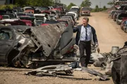 Brantford, Ontario, Kanada - NTSB-Ermittler (gespielt von Judah Katz) inspiziert die Absturzstelle von Emery Worldwide Flight 17. (Cineflix 2017/Panagiotis Pantazidis)