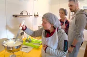 Claudia Schäfer zeigt ihren Kursteilnehmern, wie sie selber Käse machen können.