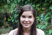 Wenn der Morphofalter die Flügel zuklappt, ist er gut getarnt, sogar auf den Haaren von Tierreporterin Anna.