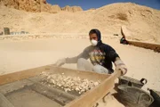 Tal der Könige, Ägypten - Arbeiter durchsuchen die Trümmer vor dem Grab KV49 (Windfall Films)