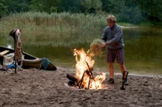 Das brennt ja herrlich. Fritz Fuchs (Guido Hammesfahr) hat es geschafft ein Feuer zu entfachen ohne Streichöšlzer und Feuerzeug.