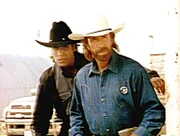 Virgil Enders (Scott Plank, li.), die rechte Hand des ermordeten Bill Cox, gibt Walker (Chuck Norris, re.) einen Hinweis, wer Interesse an Cox´ Tod gehabt haben könnte.