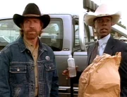 Zufällig werden Walker (Chuck Norris, li.) und Trivette (Clarence Gilyard) Zeugen eines Überfalles...